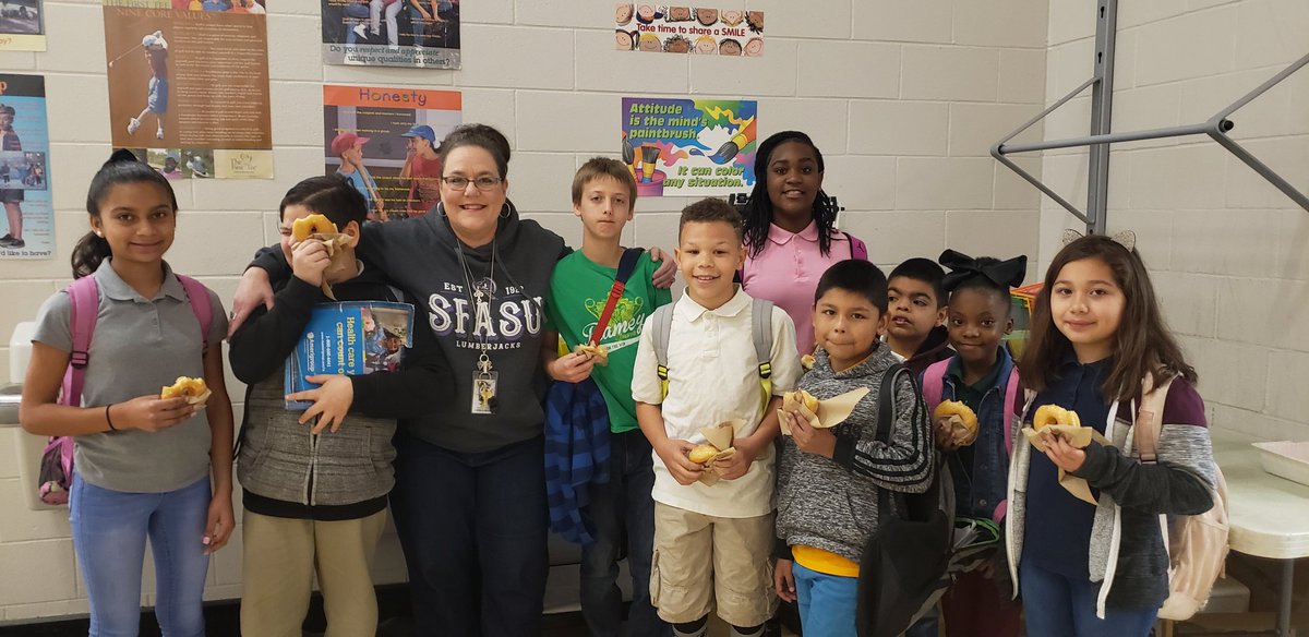 ChapaTISD's tweet photo. #MorningMeetingMatters

These 🐏 got handsomely and deliciously rewarded for using each moment to put their #learning1st and start the day off right. 

Thanks to @cbogue67
for sponsoring and #addingvalue #work4win #RameyWay https://t.co/s89CCYzcQ0
