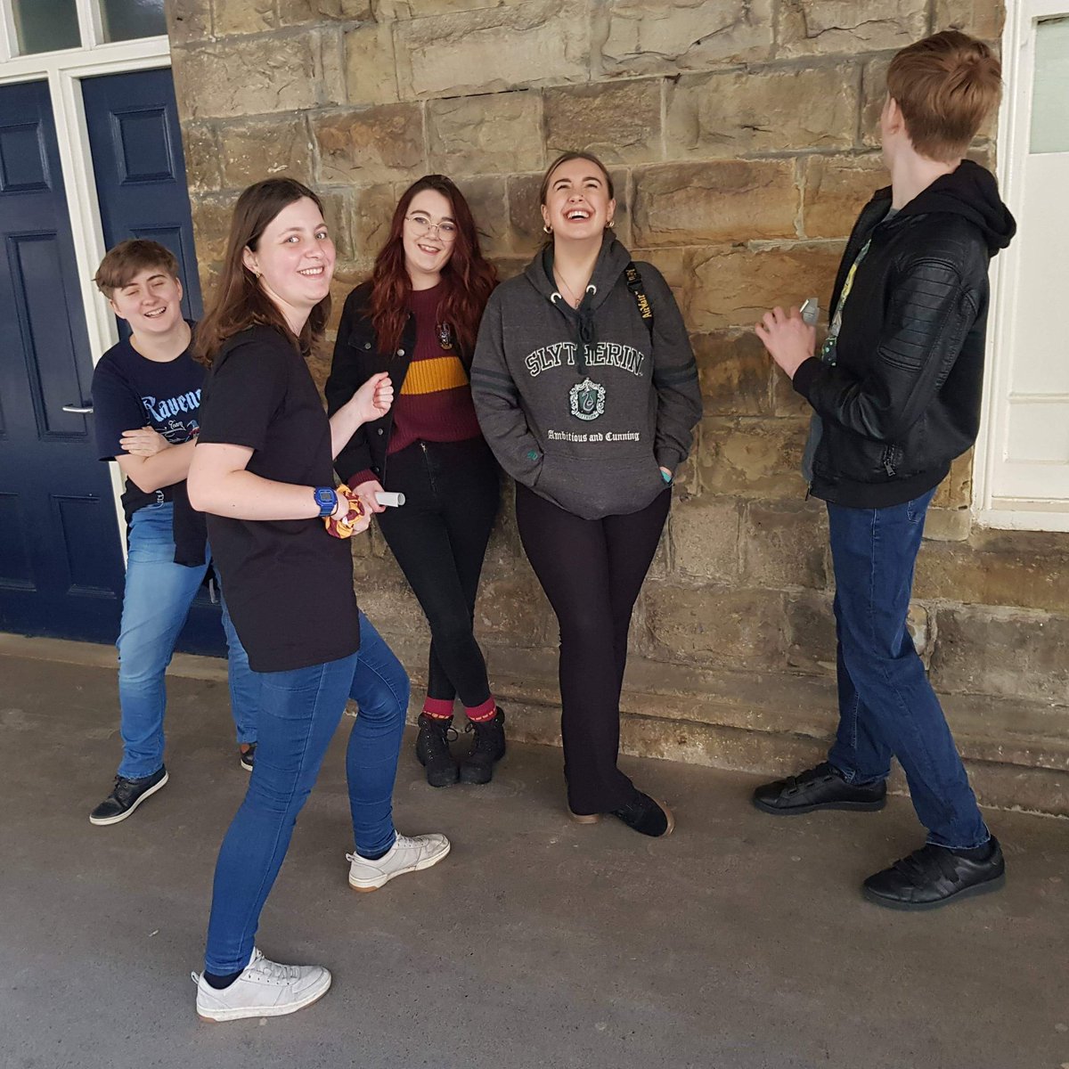 Just a bunch of nerds looking odd at Sheffield Train Station doing the Headless Hunt don't mind us 💁‍♀️ thank you to everyone that came it was a fun social 🙌🏻 #harrypotter #sheffield #shupottersoc #headlesdhunt #teams #trainstation #platform #shu