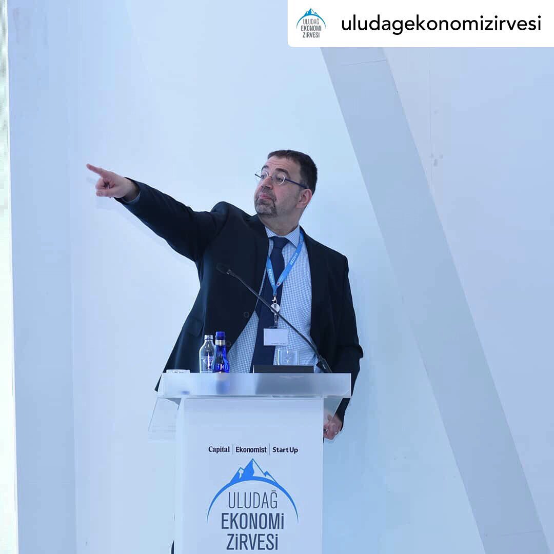 Prof.Dr. <a href="/daronacemogIu/">Daron Acemoglu</a> ,
<a href="/UEkonomiZirvesi/">Uluslararası Ekonomi Zirvesi</a>’nde konuştu. 

"Bugün işgücü yaşlanan Almanya, Japonya gibi ülkelerde robot teknolojiler çok daha yaygın.” #UEZ19 

#LondonSpeakerBureau
#LSBTurkey #DaronAcemoglu