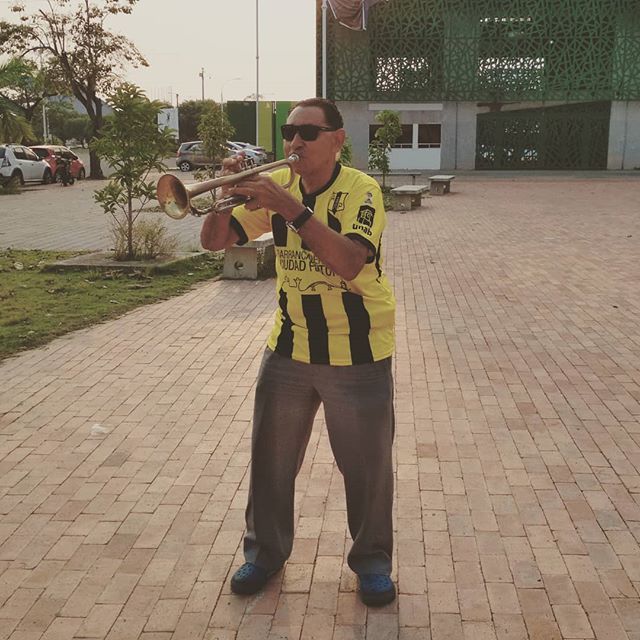 oscarsernasax's tweet photo. Hoy juega @apetrolera y mi abuelo lo sabe #alianzapetrolera #barrancabermeja #oscarserna #ligaaguila #vs @deportivocalioficial #cali https://t.co/M0HMnwCcw0 https://t.co/qiX1LfmWpt