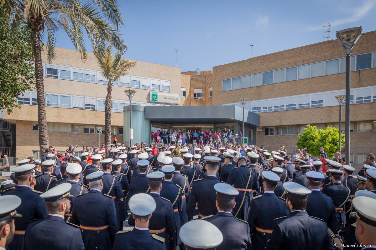 3Caidas_Triana's tweet photo. ❤️ Hoy hemos entregado la solidaridad que 21 bandas y miles de personas conseguimos en @UnidosSevilla.
Después visitamos a los peques de la unidad de oncología del @HospitalUVRocio, deseando que pronto nos devuelvan la visita ya sanos.
#TresCaídasdeTriana⚓ 
#MúsicaContraElCáncer https://t.co/YuFhk4R6Hz