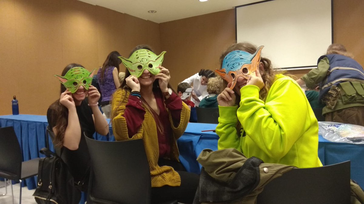 CometConES's tweet photo. Estas chicas ya tienen su máscara de Star Wars gracias a @OrdenRevanCan #cometcon2019 https://t.co/F97CoOfVSi