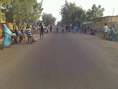 جانب من تفاعل شباب مدينه سنار حي القلعه غرب مع الحمله التي اطلقها تجمع المهنين (حنبنيهو) 
وحنبني وطني بي ايدنا ✌💪💪
#موكب23مارس 
#حنبنيهو 
#تسقط_بس