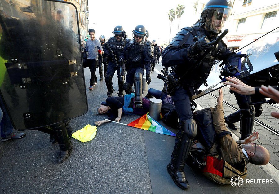 torapamavoa's tweet photo. Geneviève Légat, porte-parole d'Attac 06 a été victime d'une charge violente, démesurée, disproportionnée, gratuite Elle est actuellement aux urgences.
A Nice, elle est connue pour être une militante pacifiste depuis plus de 40 ans.
@davduf #ViolencesPolicières #Acte19 https://t.co/CLm2PXsgAU
