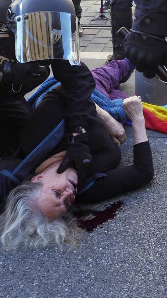 torapamavoa's tweet photo. Geneviève Légat, porte-parole d'Attac 06 a été victime d'une charge violente, démesurée, disproportionnée, gratuite Elle est actuellement aux urgences.
A Nice, elle est connue pour être une militante pacifiste depuis plus de 40 ans.
@davduf #ViolencesPolicières #Acte19 https://t.co/CLm2PXsgAU