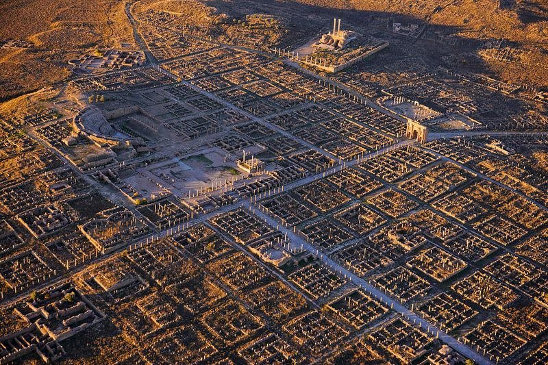 HistoryAlgeria's tweet photo. The Roman city of Timgad in eastern Algeria is a fantastic example of the grid plan system used in Roman town planning, the city was founded around 100AD and it was inhabited for six centuries before being finally abandoned. It had a large library with an estimated 3000 scrolls. https://t.co/bmG2gGrdXi