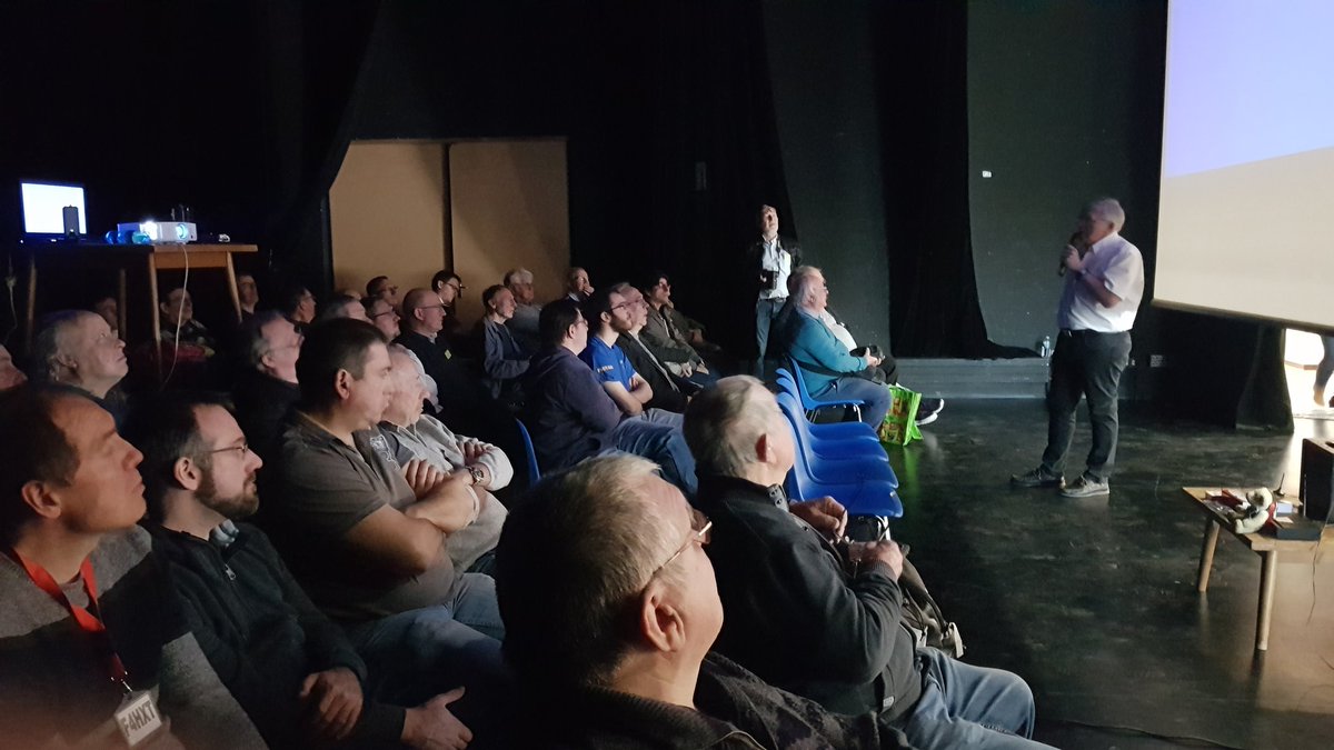 framboise314's tweet photo. Belle affluence à #OndExpo #Ecully. J'ai présenté une conférence @Raspberry_Pi et #Radioamateur devant une cinquantaine de participants. Les cadeaux : mon livre #RaspberryPi3 offert par @EditionsENI, un #RaspberryPi 3A+ offert par @Kubii_RPi, 2 SDR-USB offerts par @radioamateur https://t.co/BHXxKZpvzd