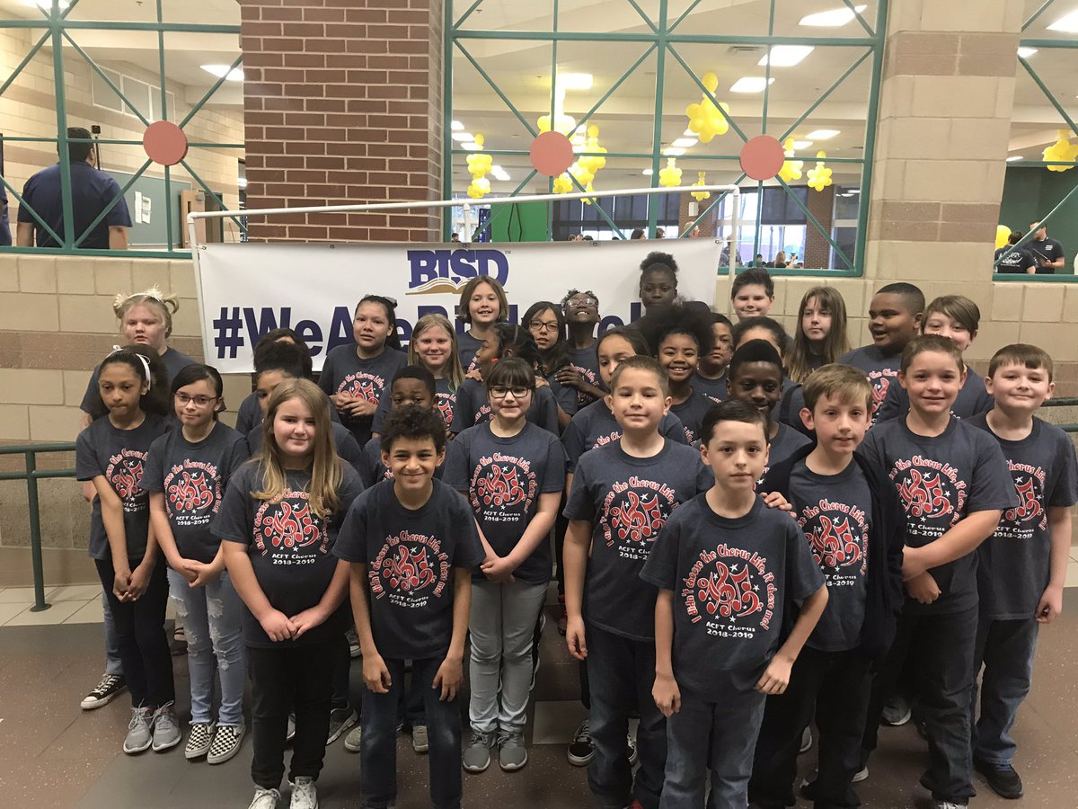 mrsshier_sstars's tweet photo. Got to spend time with some of the best chorus students in the world at #DiscoverBirdville at BHS! Awesome job and I even got to see a couple of my favorite former chorus kids who are now rocking middle school #WeAreBirdvilleISD #ACFTmusic #ACFTchorus #BirdvilleLearns https://t.co/IsiFIi6FeP