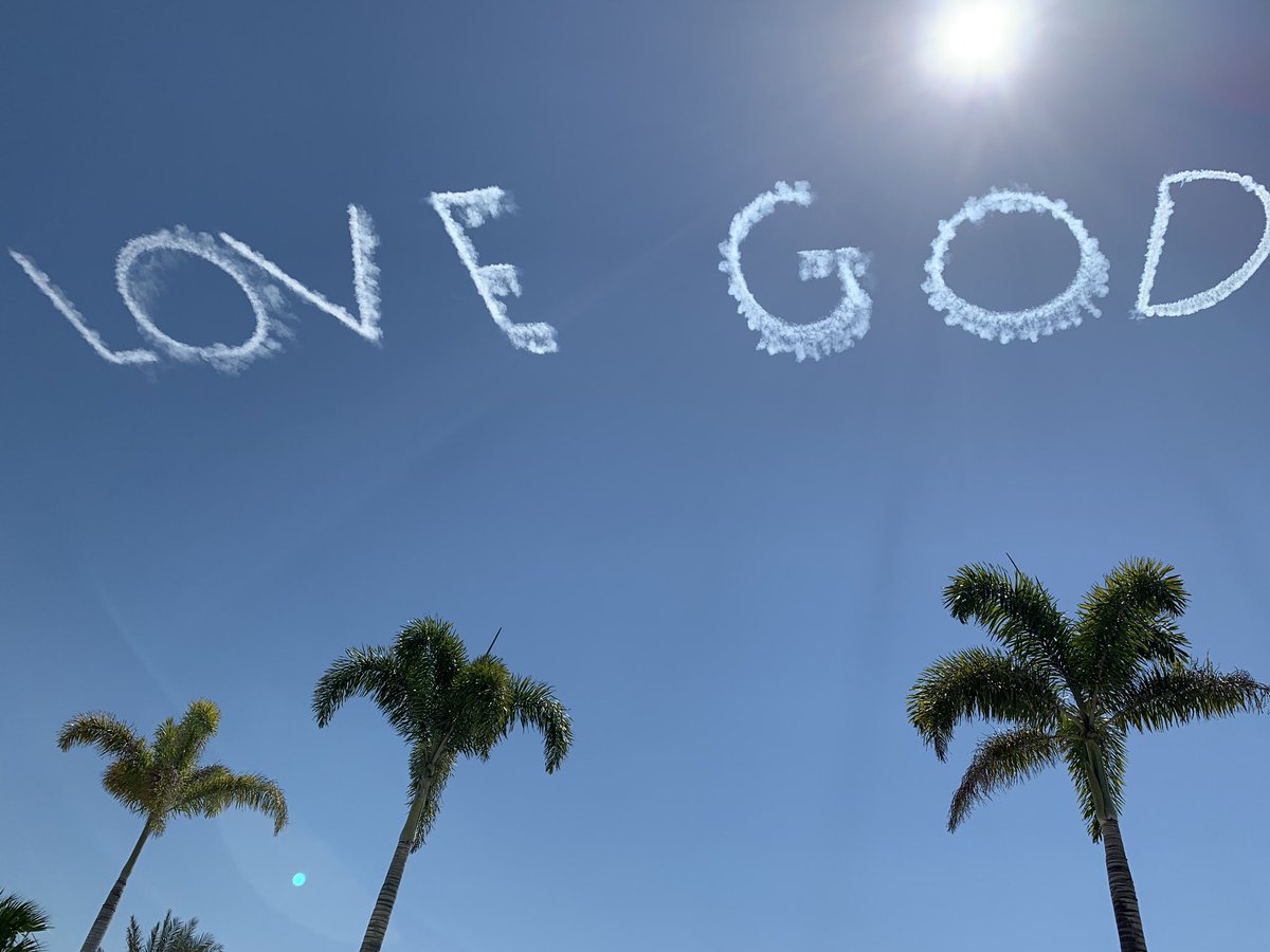 PrincessDi75's tweet photo. 🌴 Weekend getaway and this appears in the sky🌴#simplereminders #loveGod #hubby #kids #auntjan #family #timetogether #connecting #happyplace #yephaventpostedinawhile #lovemyfamily #lovetimespentwiththem 💜 https://t.co/TltkD1NVXY