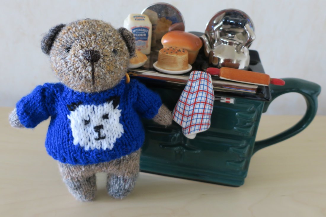 My new woolly brofur Weetabix (Bix for short) has joined us at the Hilltop Hug... do say hello. Bix is from the Knitted Bear Company
@Bears1Diana #FromAmbrose 

theknittedbearcompany.co.uk