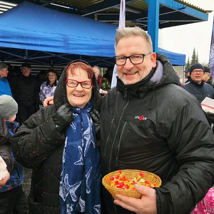 RippePj's tweet photo. Kiitos Alajärvi, otitte minut erittäin lämpimästi vastaan ja annoitte voimaa jatkokampanjaan. Oli hienoa tavata paljon vanhoja ja uusia tuttuja, tästä on ilo jatkaa.
Tänään vielä jäähallilla kiekkoturnauksessa ja illan päätteeksi Alvariinin Sporttibileissä!
#alajärvi #alvariini https://t.co/k9BnYEOhCV