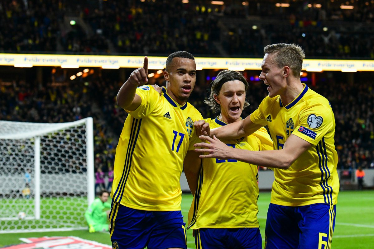 Los jugadores suecos, celebrando uno de los goles.