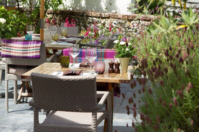 Rumour has it that next week is set to be warmer with plenty of sunshine, so we're hoping to offer al fresco lunches in the #courtyard where the flowers are blooming, the birds are tweeting, and you can hear the subtle sounds of the #RiverTest in the background🌸🌿#HampshireLife