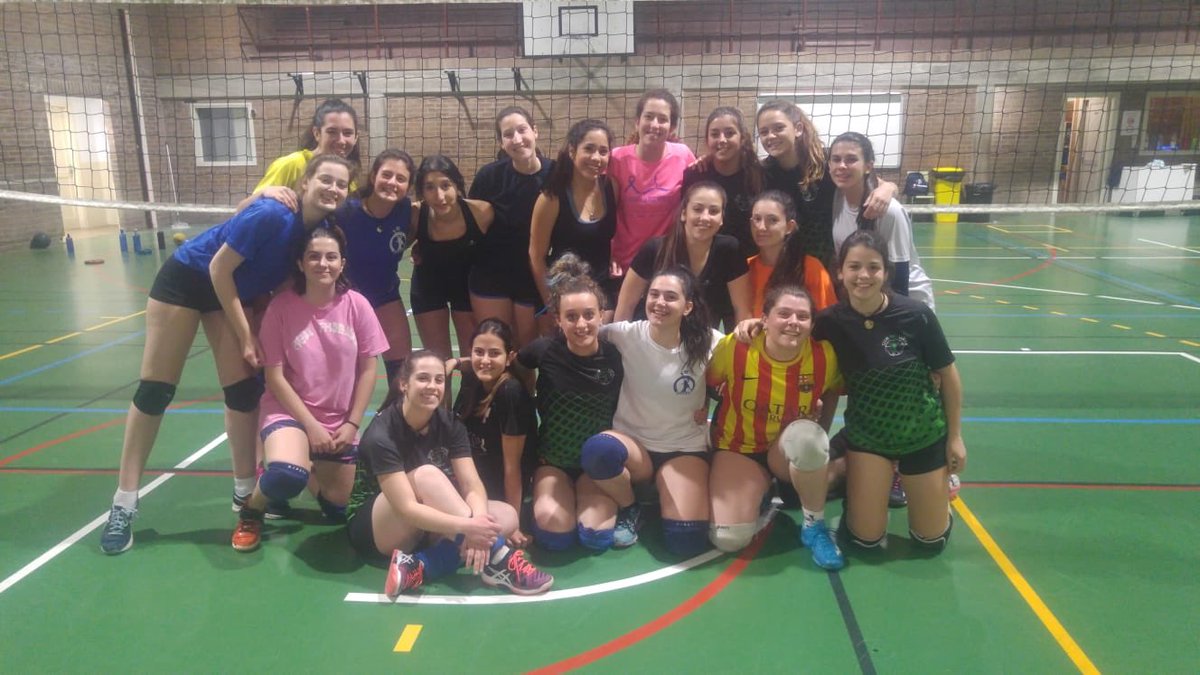 cecell_lleida's tweet photo. Foto de germanor al fi alitzar el amistos entre el nostre juvenil de 3a i les noies del club inefc lleida #donaiesportlleida #esportfemenilleida #amuntcecell #esportivalors #cecell #seguimcreixent #voleifemeni #donesesportistes #balafiaxdonaiesport https://t.co/m8UePentMz