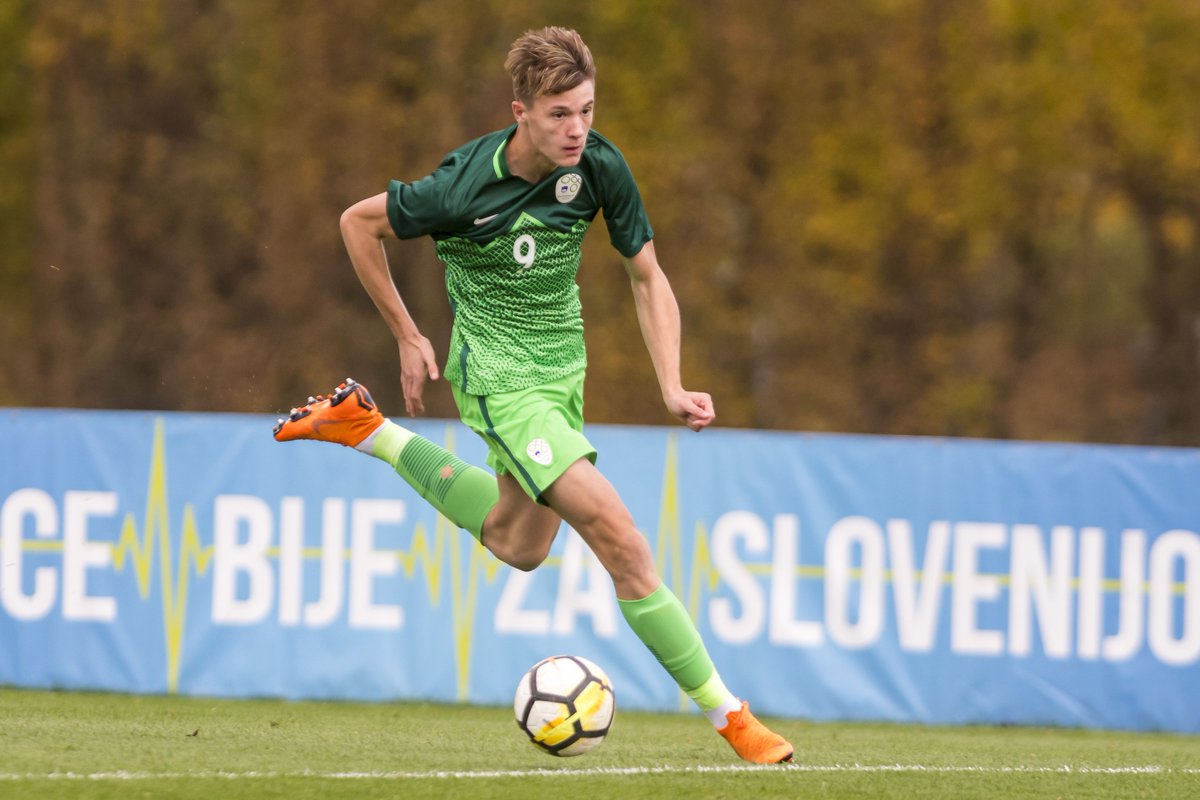 nzs_si's tweet photo. Konec tekme!
#SLOu17 #SLOBLR 1:1
Panić (31'); Šestjuk (78')

Obračun Slovencev in Belorusov ni postregel z zmagovalcem. O preboju na zaključni turnir bo odločal torek, ko se bodo slovenski fantje pomerili z Nemčijo. https://t.co/m3Z6fpeUpL