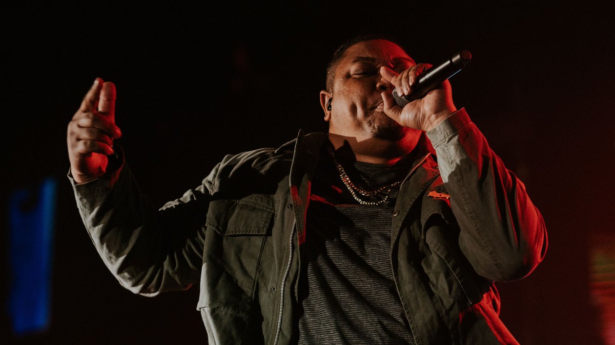 Tedashii's tweet photo. Never fold when you face pain and they take aim like a movie shoot. No vest when they draw lines, I be offsides feeling bulletproof. #NeverFold 💎
https://t.co/BNssqpFopk https://t.co/TW7Ov4ruwo