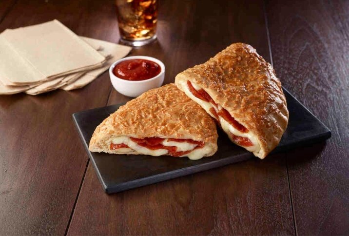 DAhnaTomlinson's tweet image. @pizzahut #pzone? More like Flatzone! I understand there is only 2 things in this, but when you show a commercial with this and you get that, it&apos;s rather dissappointing. What a harsh reality 😮😣😭 #pizzahut