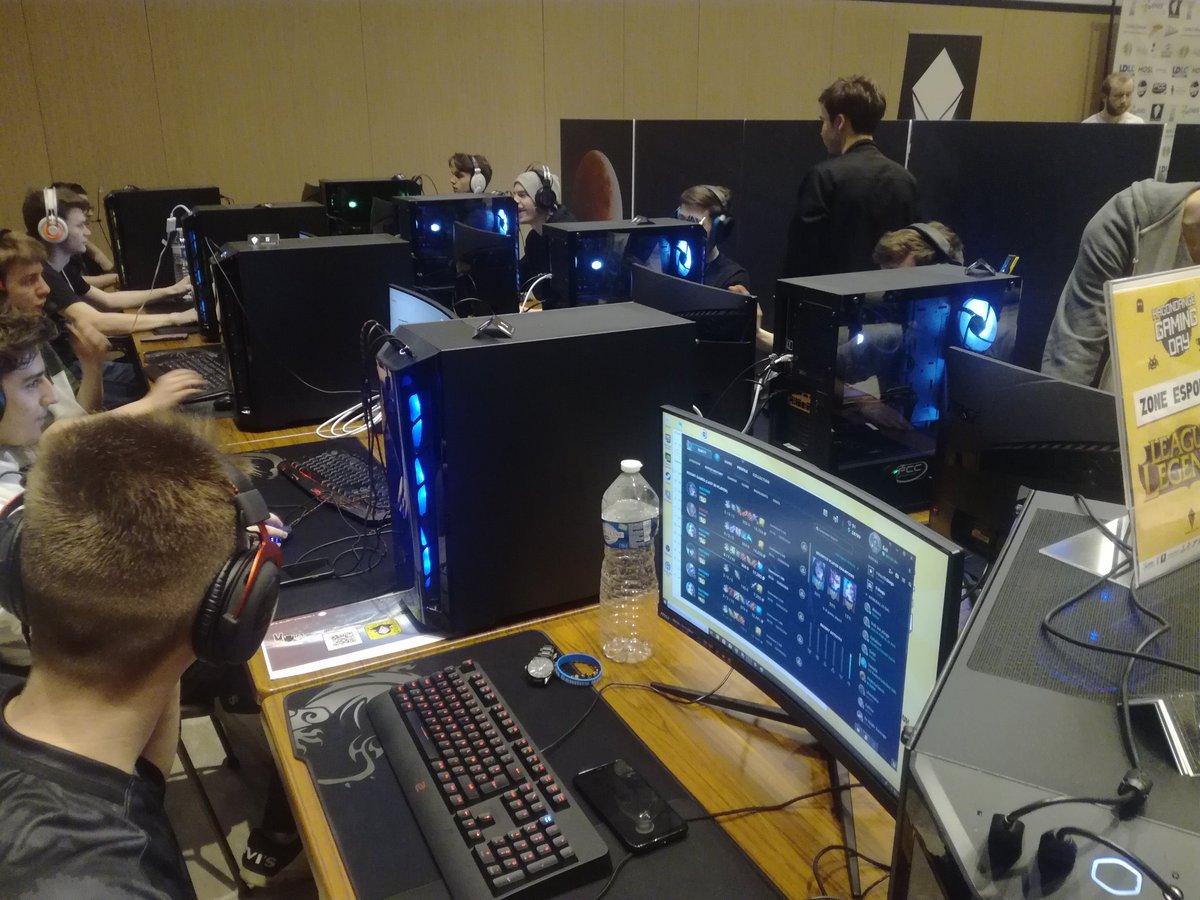HeliosGamingFR's tweet photo. La grande finale du tournoi #LeagueofLegends est lancée ! 🔥

Elle opposera @KaioGaming contre #E_Skargo !

La petite finale se jouera entre @enes_corp et #BSM !

#HagondangeGamingDay #HGD2019 https://t.co/0nOJT0h1ZI
