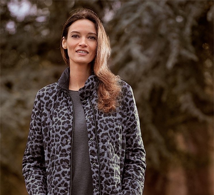 olivianjnews's tweet photo. A new reversible puffer coat is now available for pre-order. Proceeds to benefit the Olivia Newton-John Cancer Wellness & Research Centre. Pre-order yours today! https://t.co/Ar6Mlk7xOc #blueillusion #community #sustainablefashion #winovercance https://t.co/ba99YHxPI9