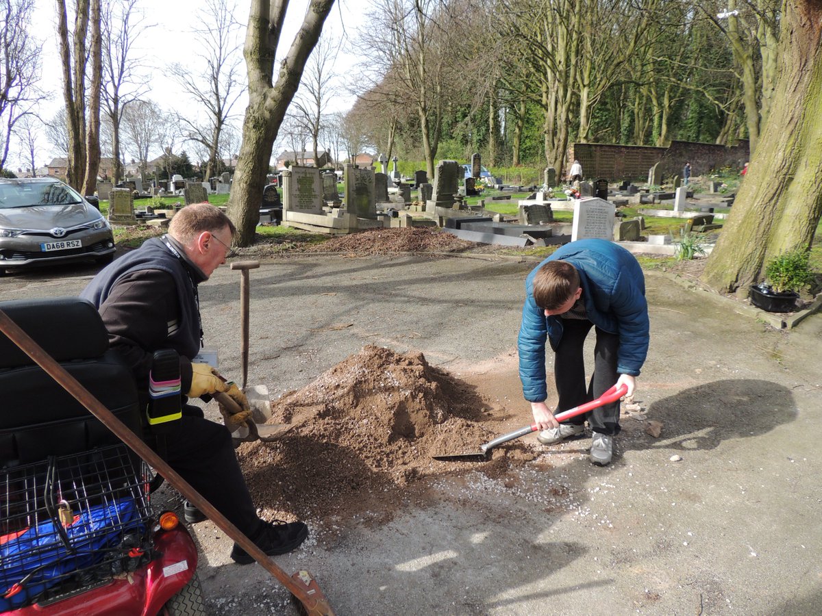 FriendsofFOPCC's tweet image. The Cross Walk path has had sand/stone to level it off before we put the membrane down.  Churchyard is looking great with the daffodils and tulips in bloom.  A very successful afternoon in God's little acre.  Well done FOPCC