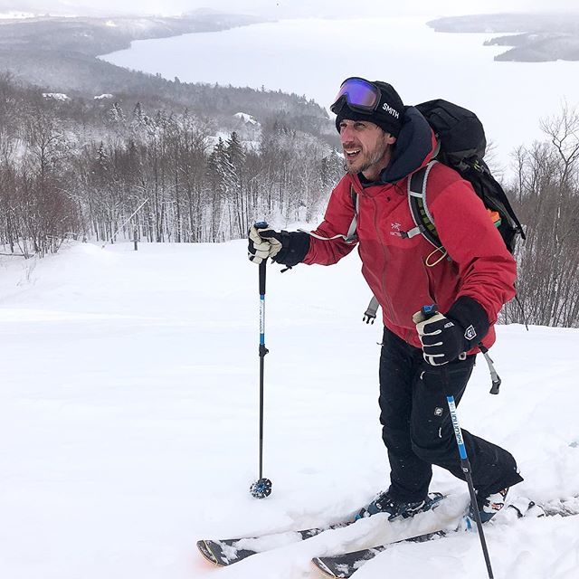 Deux heures d’ascension dans la neige qui renfonce et la poudrerie qui grafigne le visage. Mais je n’aurais pas voulu être nulle part ailleurs. La vue spectaculaire du Memphrémagog vaut à elle seule le déplacement. Solide coup de foudre pour toi @mont_ow… ift.tt/2FvfSq9