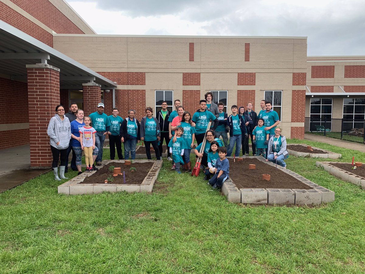 HobbsWilliamsGP's tweet photo. It was a beautiful morning for gardening! Thank you to everyone that came out to help! Happy Saturday! 🌺🌸 #HWwolfpack https://t.co/cqIbg6y0jV