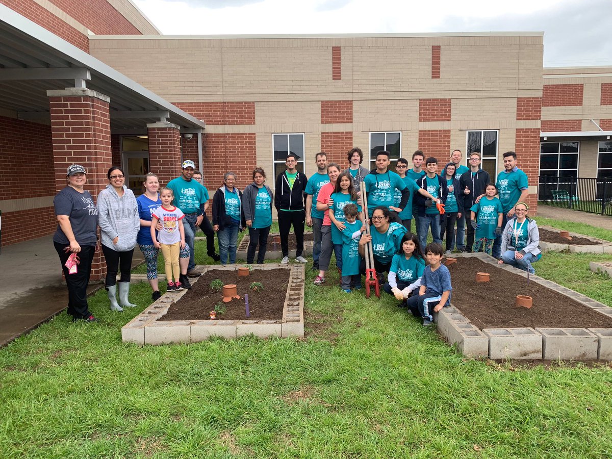 HobbsWilliamsGP's tweet photo. It was a beautiful morning for gardening! Thank you to everyone that came out to help! Happy Saturday! 🌺🌸 #HWwolfpack https://t.co/cqIbg6y0jV