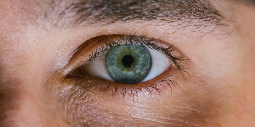 Clinica_Teknon's tweet photo. El retinólogo Jordi Monés (@JordiMones ), especialista en DMAE y fundador de la Barcelona Macula Foundation (BMF), participa en proyectos punteros de investigación para luchar contra la degeneración macular asociada a la edad 👉 https://t.co/3Nsog8FcRe  Vía @Medicina_21 https://t.co/4N469tOyV9