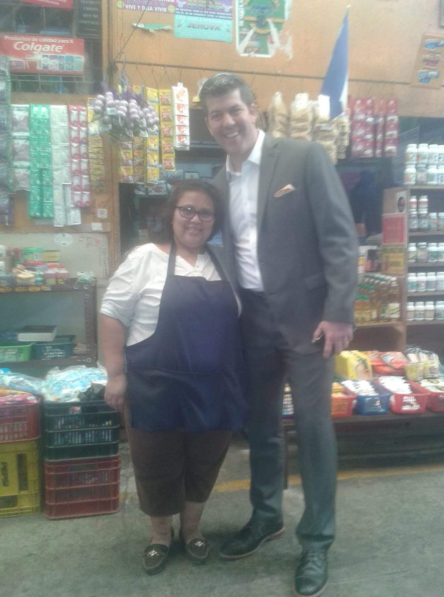 amco2015's tweet photo. Me encanta ver a Carito, una Tecleña incansable, en el Mercado Dueñas, con un #Tipaso, @Palomo_ESPN, de que hay caballeros #Humildes, los hay! Que tal!!¡¡ Un abrazo y felicidades!! https://t.co/up1B0iMFy2