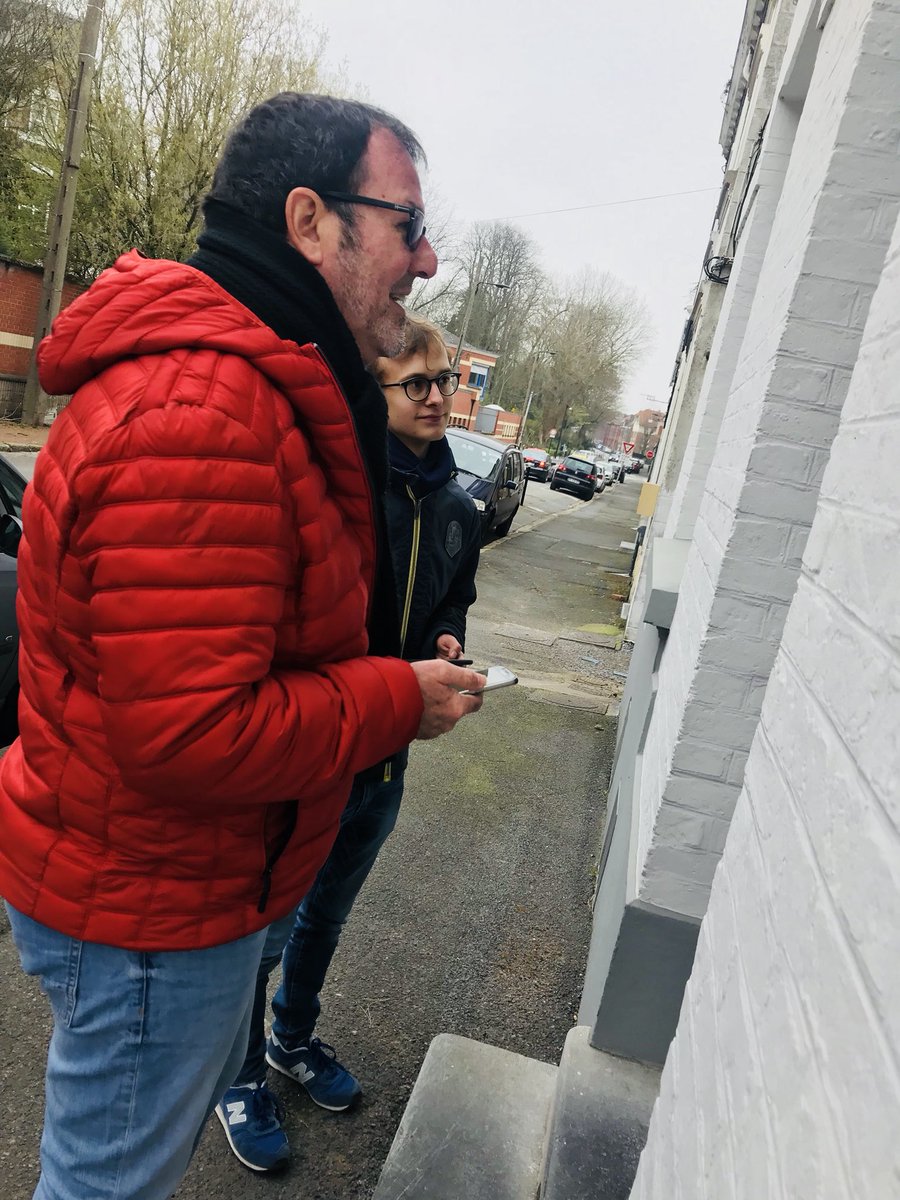 LaREMValencienn's tweet photo. Nos Marcheurs @JeunesMacron59 à la rencontre des Valenciennois·es 🚶🏻‍♂️
De longs échanges pour comprendre ce qui #Marche et ne #MarchePas à #Valenciennes 🗣👂🏻

#GMV https://t.co/lzH4tzHOvO