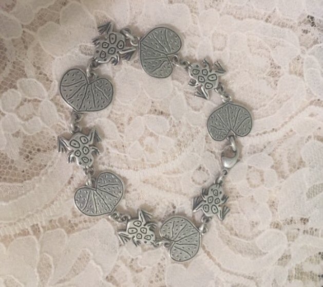 247LovingLife's tweet photo. #etsyshop #JamesAvery #Sterling #Silver #Vintage #Frogs πΈ #LilyPads #ListMyEtsy #Bracelets β₯οΈ #etsyseller #Collectables #Heirloom #jewelry #cutenessOVERLOAD π#linkbracelets #silverjewelry #vintagejewelry #lilypads #jamesavery #sterlingsilver #toads πΈ https://t.co/uWYcUWJslC https://t.co/i9LPIB5Pbl