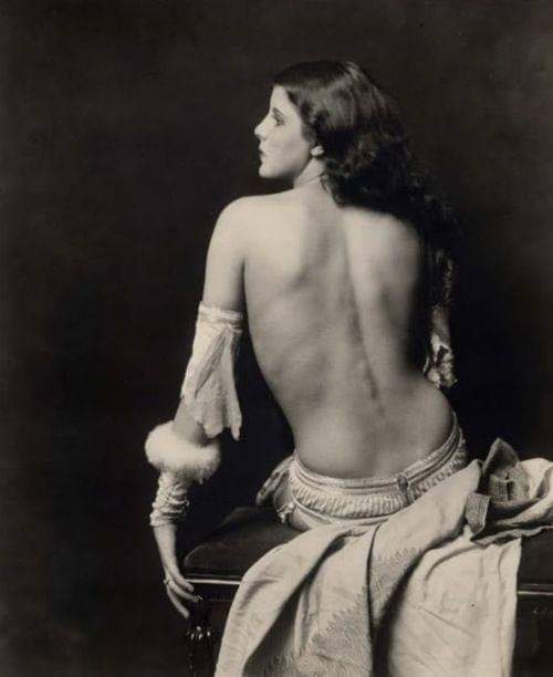 vintagerotica1's tweet photo. #March23 #remembering #GraceMoore #American #Broadway #dancer #model #1920s #1930s #Ziegfeldgirl #vintagebeauties #beautifulbacks #photography #AlfredCheneyJohnston https://t.co/GhozJY2b2y