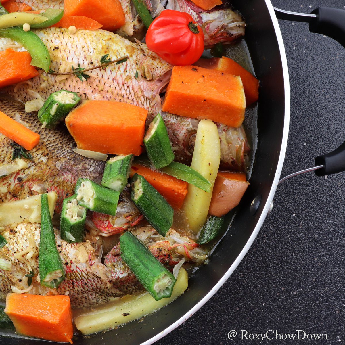 roxychowdown's tweet photo. Seaf👀d Saturday 😋 
When you can’t go to Hellshire, you bring Hellshire to you...
#steamfish #hellshirefood #jamaicanfood #homemadefood #seafood #snapper #steamfishandokra #steamedfish #islandfood #fishrecipe #cooking #SaturdayVibes #Jamaica #Jamaicantwitter #twitterfoodies https://t.co/qZEfqoZGJ3