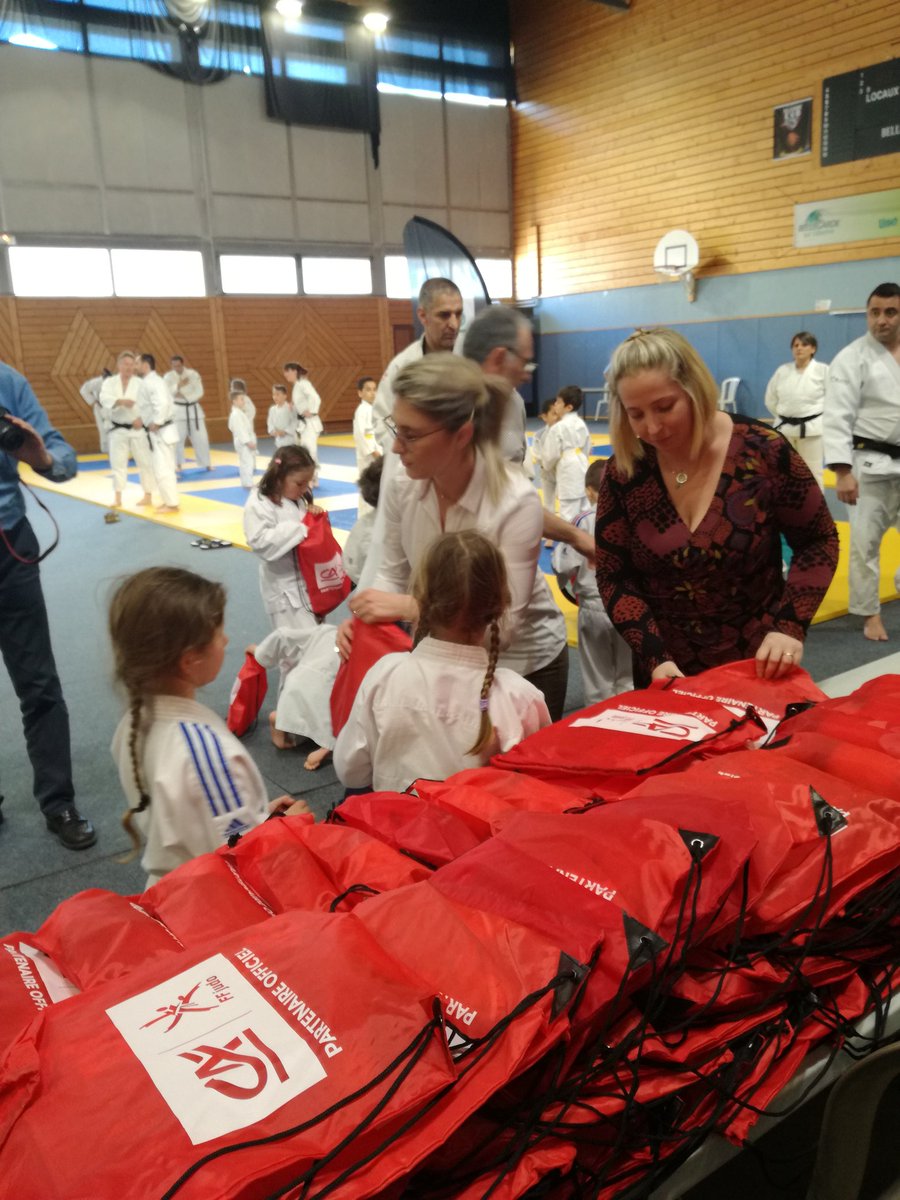 maglarochelle's tweet photo. Rencontre départementale de Judo à Valserhône. @ca_centrest  partenaire de la FFJDA...
@magnumstb @KevinMorvan1 https://t.co/JOIhAUfPZH