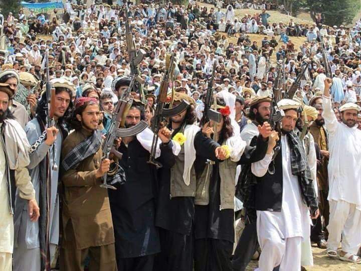 JalaliMukhtiar's tweet photo. بندوق رکھنے اور استعمال کرنے کا شوق ہم میں پہلے سے تھا لیکن یہ سچ ہے کہ کچھ لوگوں نے اپنے مفادات کو حاصل کرنے کیلئے، منع کرنے کی بجائے کلاشنکوف کلچر کو پروموٹ کرنے میں کوئی کسر نہیں چھوڑی ۔
#wewantpeaceinregion https://t.co/SO01ctL75Y
