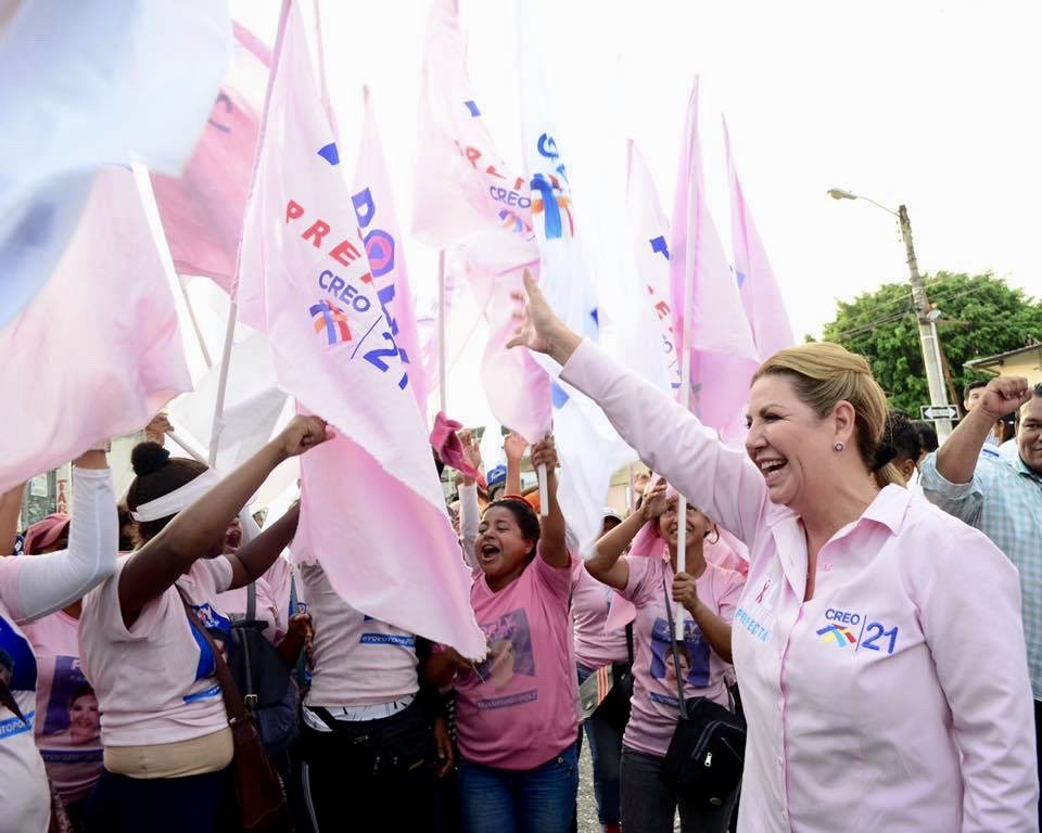 PolyUgarteG's tweet photo. Cada uno de estos momentos tienen un lugar especial en mi corazón. ¡Gracias! ¡Gracias a todas las personas que me han brindado su cariño y apoyo en este camino a la Prefectura del #Guayas!
#TeTocaATi #PolyPrefecta2019 https://t.co/eB1O38mD3G