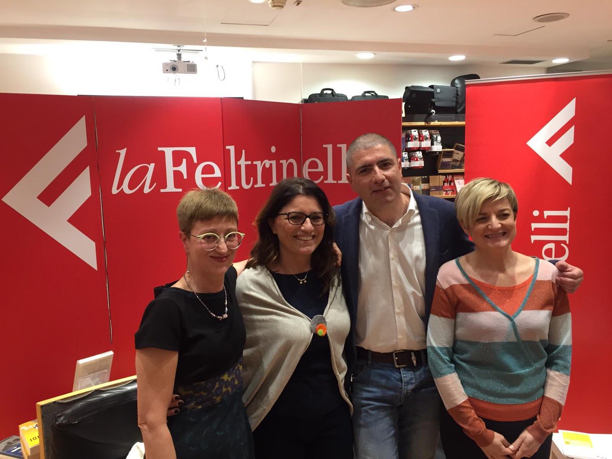 Oggi a Bari, libreria piena, sentirsi molto rock 😊 Con <a href="/luisacarrada/">Luisa Carrada</a>. @Zanichelli_ed