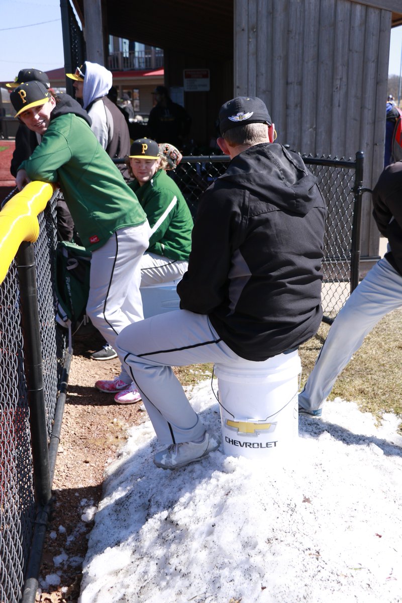 viterbovhawks's tweet image. You have to get creative in order to get a good view of the action! @pc_saints @NAIABall #naiaball #springbaseball