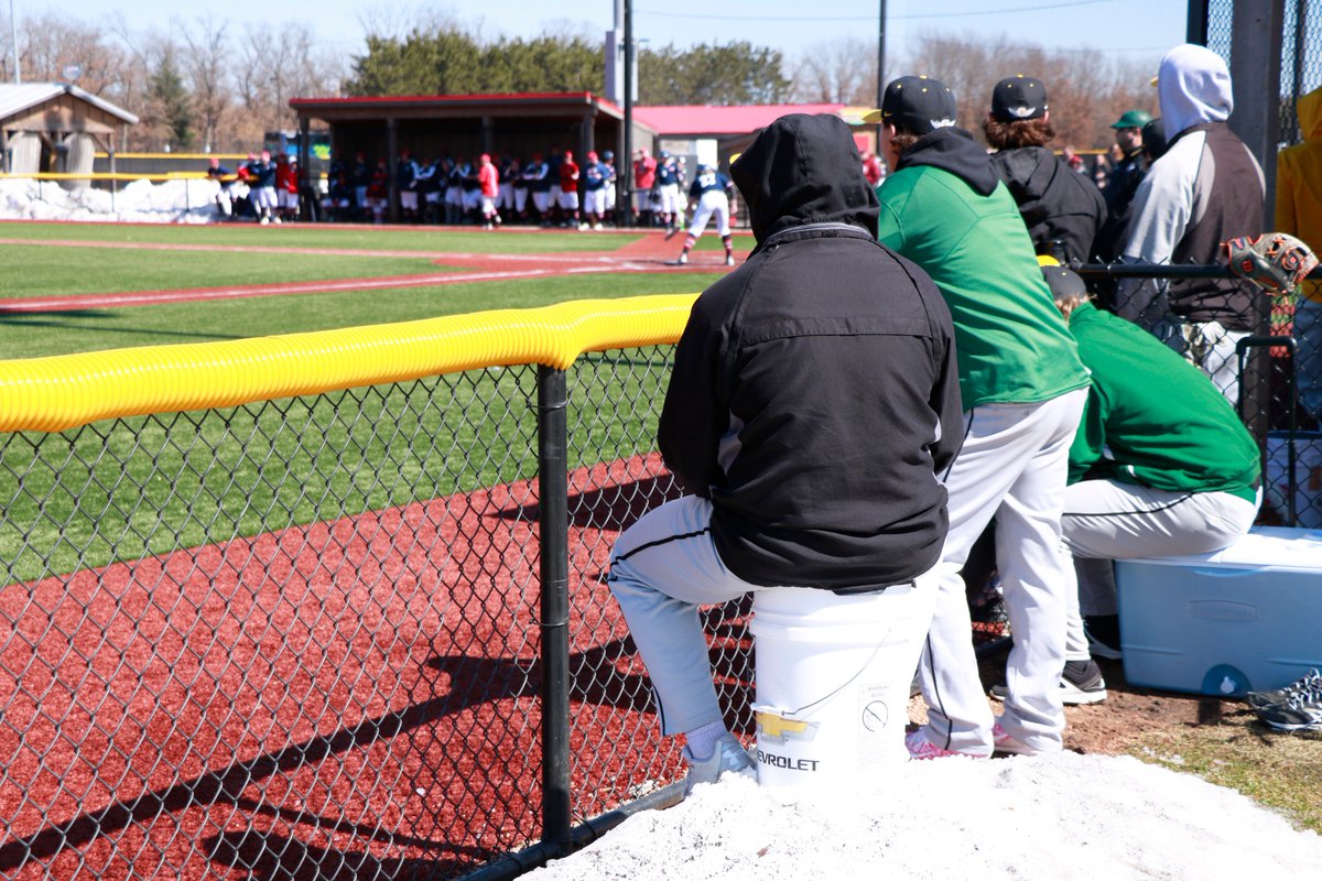 viterbovhawks's tweet image. You have to get creative in order to get a good view of the action! @pc_saints @NAIABall #naiaball #springbaseball