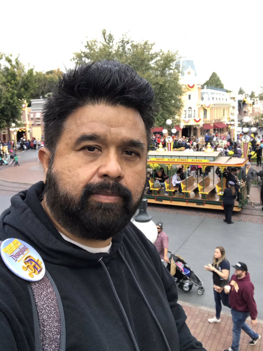 DISFIT4JnG's tweet photo. Doing Saturday Miles @DisneylandToday #Disneyland #Disney #MainStreetUSA #Run #Running #Runner #RunDisney #IRunDisney #WeRunDisney #RunnersLane #RunningLifeNLaughs https://t.co/mFWwmNtZZh