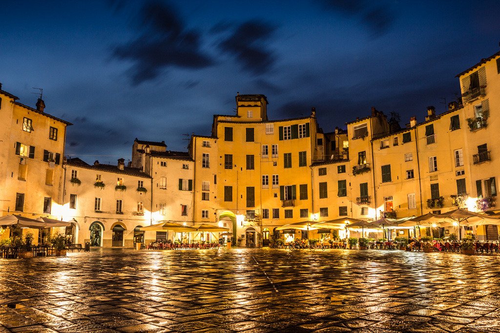 Piazza dell'Anfiteatro (Amphitheater Square), #Lucca, #Tuscany, #Italy The square takes his oval shape from an old #RomanAmphitheater, where it was built.