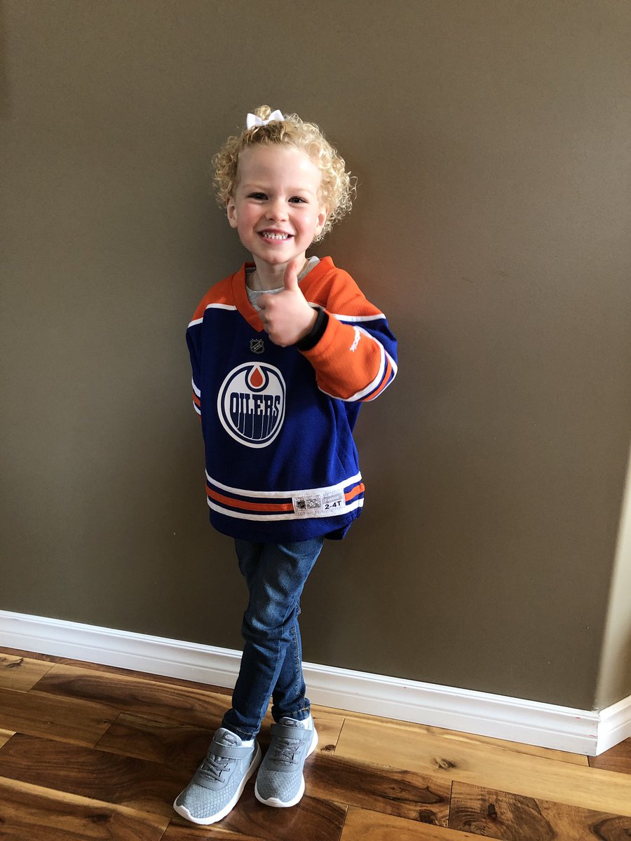 awest003's tweet photo. @EdmontonOilers Harper going to her first #oilers game with her Baba today!! Most excited  for #ohcanada!! https://t.co/TokyOPhEIk