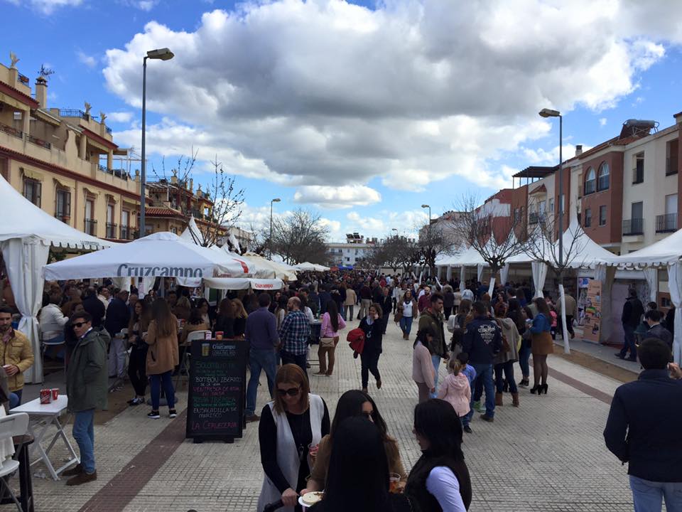 Compromiso_Lora's tweet photo. Recuerda 📢 nuestro concejal @nogalesruda estará mañana en Mercaxati #LoradelRío visitando los stand de esta muestra gastronómica 

#LdresGastronomía https://t.co/BJH1EQ45FP