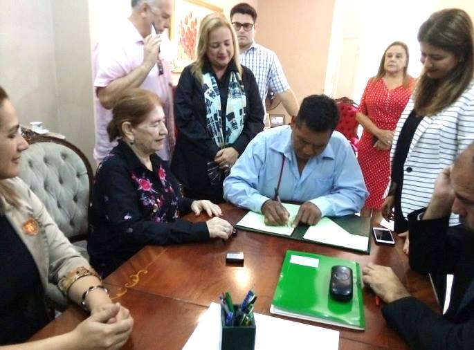 PARAGUAY. 
Tras 20 años de espera, se concretó finalmente la titulación de la Finca 384, del Pueblo Ayoreo Totobiegosode​

fapi.org.py/tras-20-anos-d…