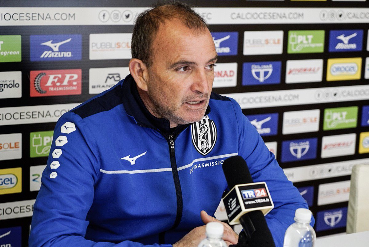 calciocesenafc's tweet photo. "Le reti prese? A parte la gara con la Recanatese, abbiamo sempre recuperato lo svantaggio: significa che la squadra reagisce e ha carattere".
🎙️mister #Angelini
✍️conferenza stampa pre #CesPin
https://t.co/Rm0A11yv1O https://t.co/w3c5hWmMCn