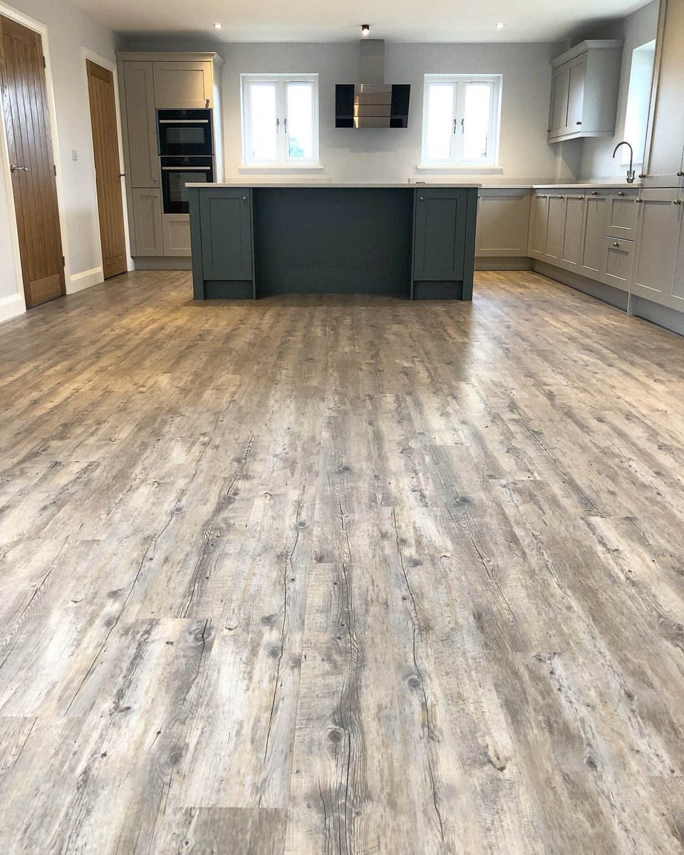 DEvansflooring's tweet photo. ⁦@KarndeanFloors⁩ distressed oak ⁦@thenicf⁩ #masterfitter https://t.co/1DJEFi9xSv