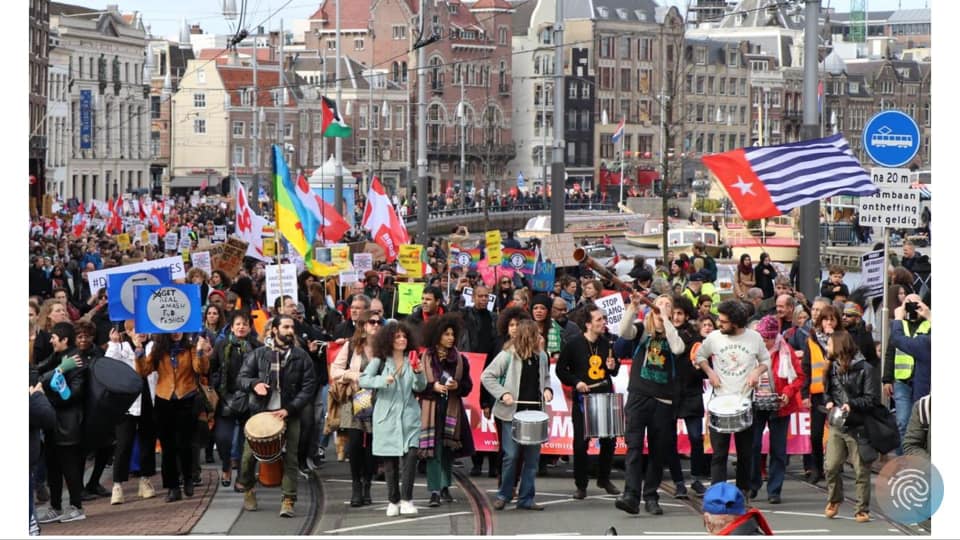LucasDols's tweet photo. Of demonstreren zin heeft? Natuurlijk wel. Niet de straat op gaan heeft sowieso geen zin. En hoe mooi om met zo'n groot en bont gezelschap door Amsterdam te lopen, muziek te maken (we lopen vooraan), onze diversiteit te vieren &amp; voor verbinding en liefde te strijden <3 <3 <3 https://t.co/C3JjU69s1L