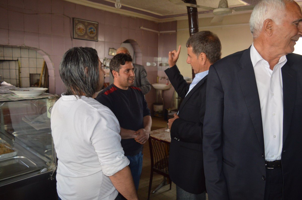 halitaydindicle's tweet photo. Dicle merkezimizde esnaf ziyaretlerimizi gerçekleştirdik, halkımızla bütünleşip dertlerini dinledik. Aynı zamanda ilçe merkezimizde bir düğüne katıldık, çiftimize bir ömür boyu mutluluklar diliyorum. #dicleaydınlanıyor #MemkeketİşiGönülİşi https://t.co/YbBy6HqMOH