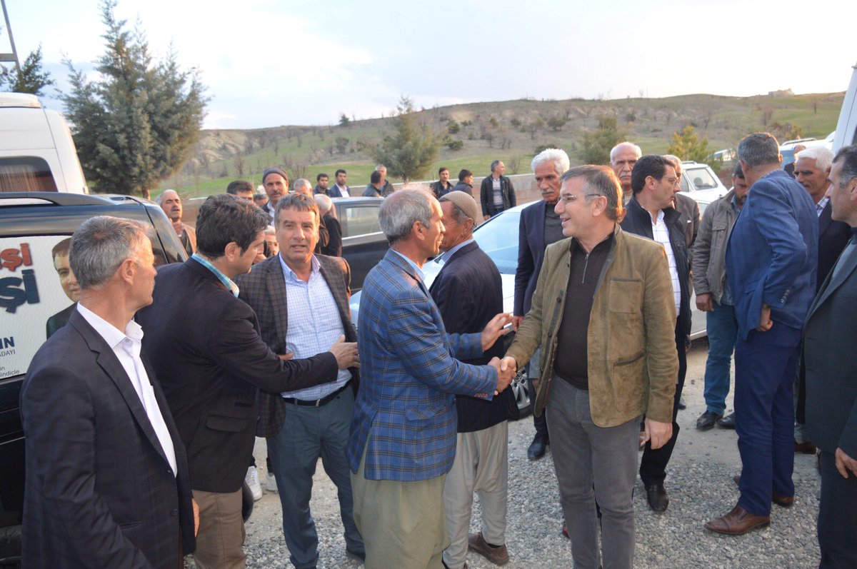 halitaydindicle's tweet photo. Dicle merkezimizde esnaf ziyaretlerimizi gerçekleştirdik, halkımızla bütünleşip dertlerini dinledik. Aynı zamanda ilçe merkezimizde bir düğüne katıldık, çiftimize bir ömür boyu mutluluklar diliyorum. #dicleaydınlanıyor #MemkeketİşiGönülİşi https://t.co/tS2MduafPD