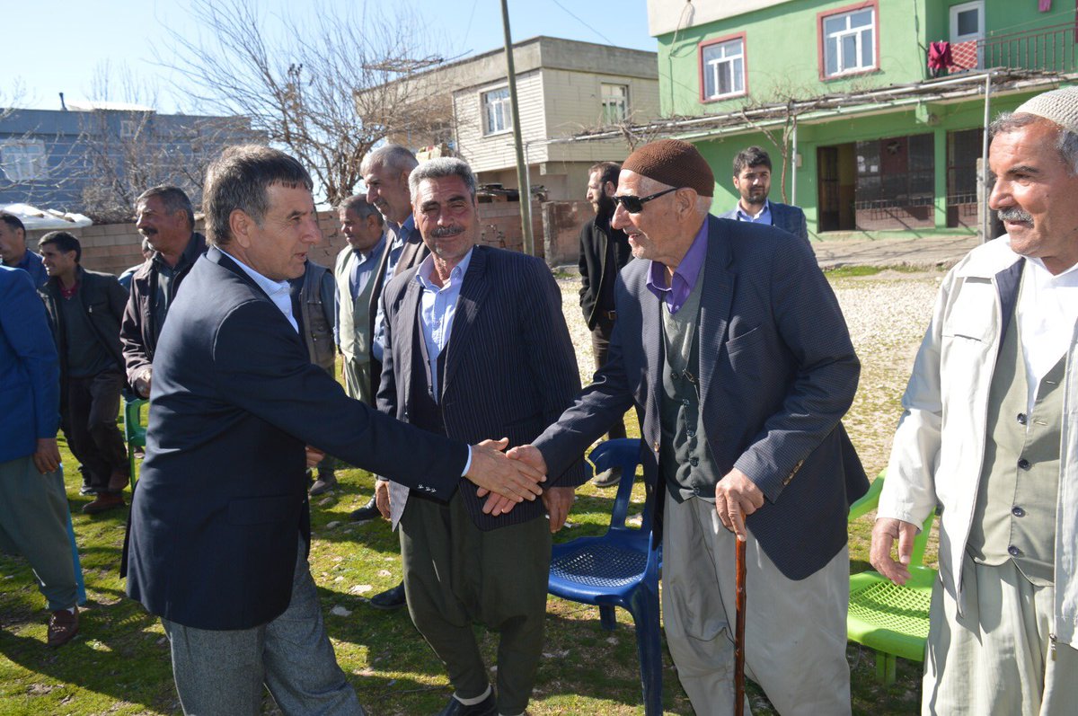halitaydindicle's tweet photo. Dicle merkezimizde esnaf ziyaretlerimizi gerçekleştirdik, halkımızla bütünleşip dertlerini dinledik. Aynı zamanda ilçe merkezimizde bir düğüne katıldık, çiftimize bir ömür boyu mutluluklar diliyorum. #dicleaydınlanıyor #MemkeketİşiGönülİşi https://t.co/tS2MduafPD